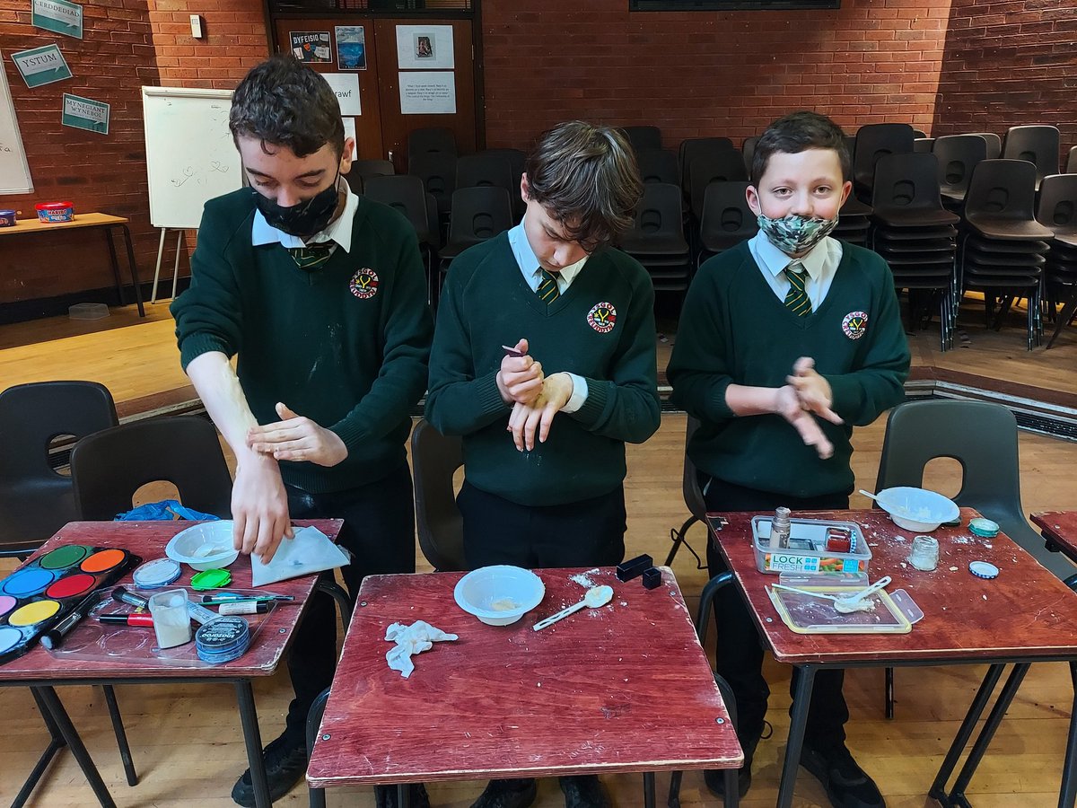 CreuCerddDrama's tweet photo. Dysgwyr 9N @ysgolycreuddyn yn arbrofi gyda cholur prosthetig heddiw a chreu anafiadau. Gwaith ardderchog! Edrych ymlaen at wneud y dasg gyda mwy o ddosbarthiadau Bl.9 Dydd Gwener! Cofiwch ddod a'ch colur i'r wers.💄🎭 https://t.co/w5qzXAv636