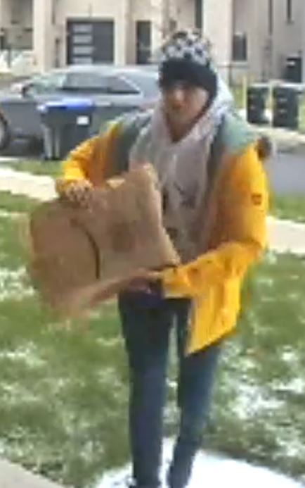 SUSPECT TO IDENTIFY IN 'PORCH PIRATE' THEFTS #BRADFORD: 2/2
Suspect is female, thin build, bright yellow jacket, grey-white sweater and a hat. Call us at 905-775-3311, 705-436-2141 or Crime Stoppers if you recognize the woman.