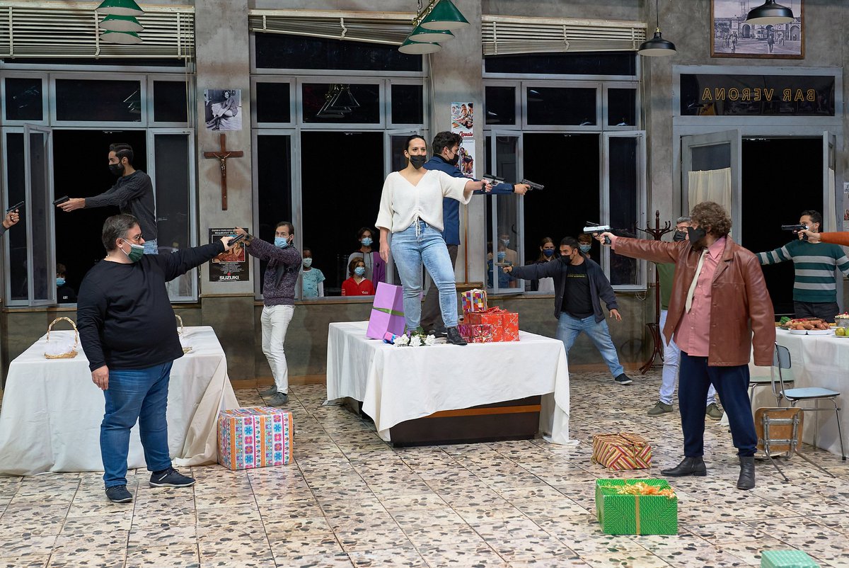 Maestranza's tweet photo. Seguimos trabajando duro para que los días 9, 11 y 13 de diciembre podáis disfrutar de la música de Bellini y de esta fantástica puesta en escena que, sin duda, os sorprenderá. #CapuletiMotecchi
#LeonorBonilla, @dcecima, @AiramTenor, #DarioRusso y #LuisCansino 😜🙌 https://t.co/tEB5vUWO6i