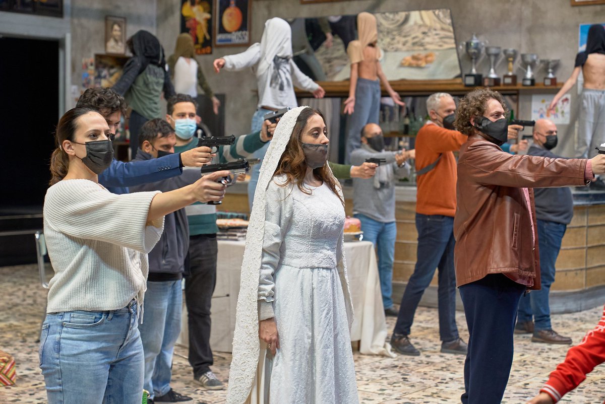 Maestranza's tweet photo. Seguimos trabajando duro para que los días 9, 11 y 13 de diciembre podáis disfrutar de la música de Bellini y de esta fantástica puesta en escena que, sin duda, os sorprenderá. #CapuletiMotecchi
#LeonorBonilla, @dcecima, @AiramTenor, #DarioRusso y #LuisCansino 😜🙌 https://t.co/tEB5vUWO6i
