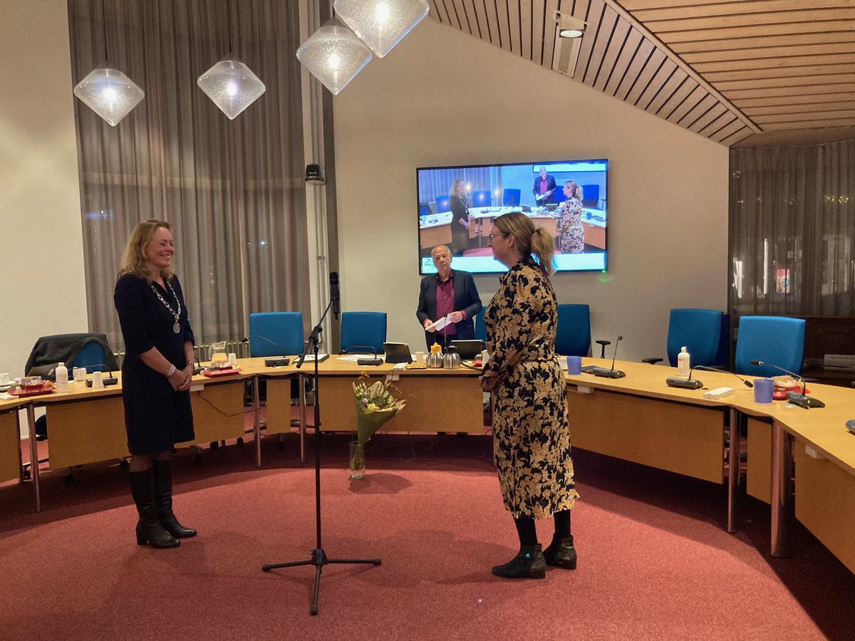 In de eerste raadsvergadering had ik de eer om twee nieuwe burger raadsleden te mogen benoemen. Monique Hoogenboom van <a href="/ProKenB/">PRO Kaag en Braassem</a> en Peter Verbon van <a href="/SamenKB/">SvKB</a>: Succes en geniet vooral van de mooie rol die jullie gaan vervullen!