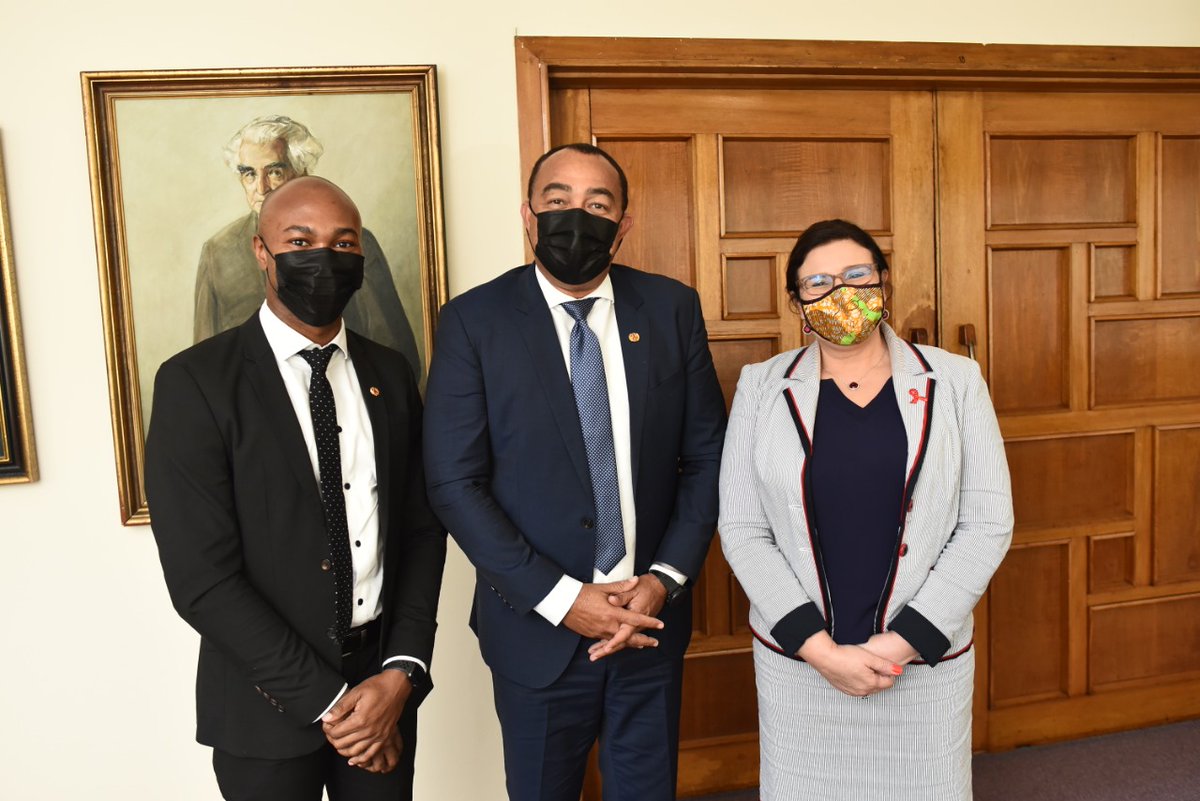 UnaidsJ's tweet photo. Today at #GordonHouse! UNAIDS Country Director @ManoelaManova pins @AndrewHolnessJM and other Members of Parliament w/red ribbons marking #WorldAIDSDay2021 and reaffirming our commitment and solidarity with people living with HIV! 👏♥️Together we can #EndAIDS in Jamaica 💪 https://t.co/5JnXVjzkQW