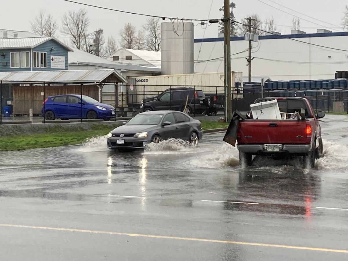 Certaines routes sont inondées à Abbotsford en raison des pluies torrentielles qui s’abattent sur la région. #BCFLOOD #icicb
