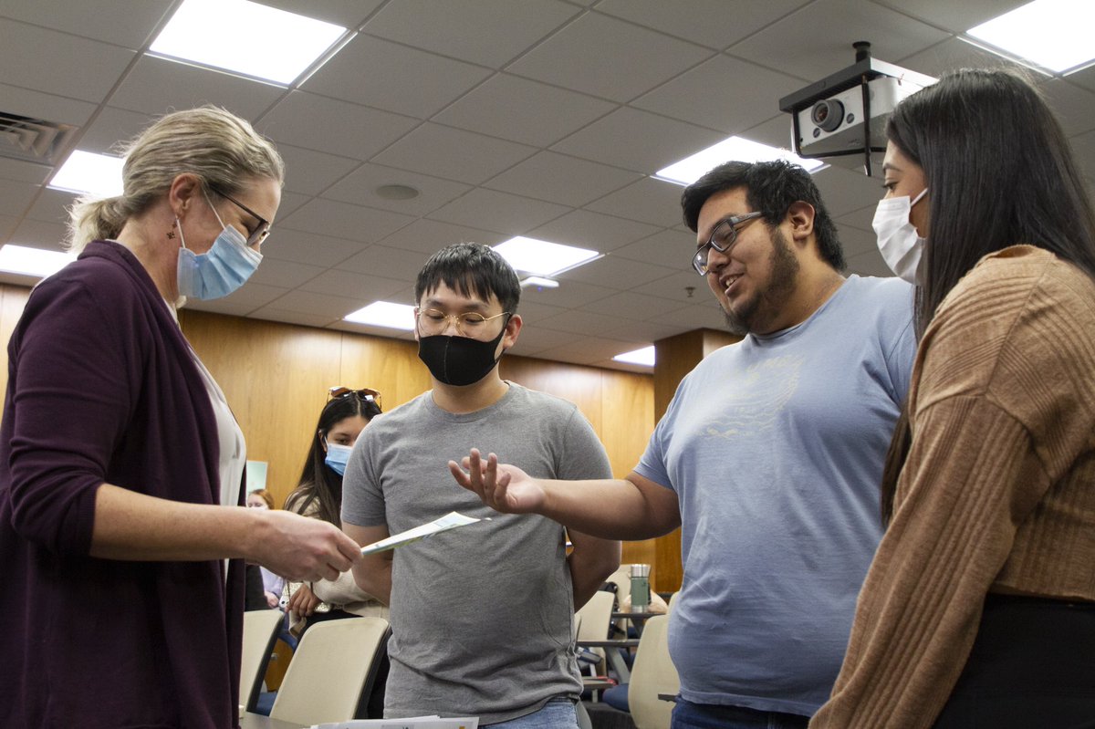 UTAScience's tweet photo. 📈 Digging into the data.

#MaverickScience x @UTABiologyDept https://t.co/kafPOxzYw3