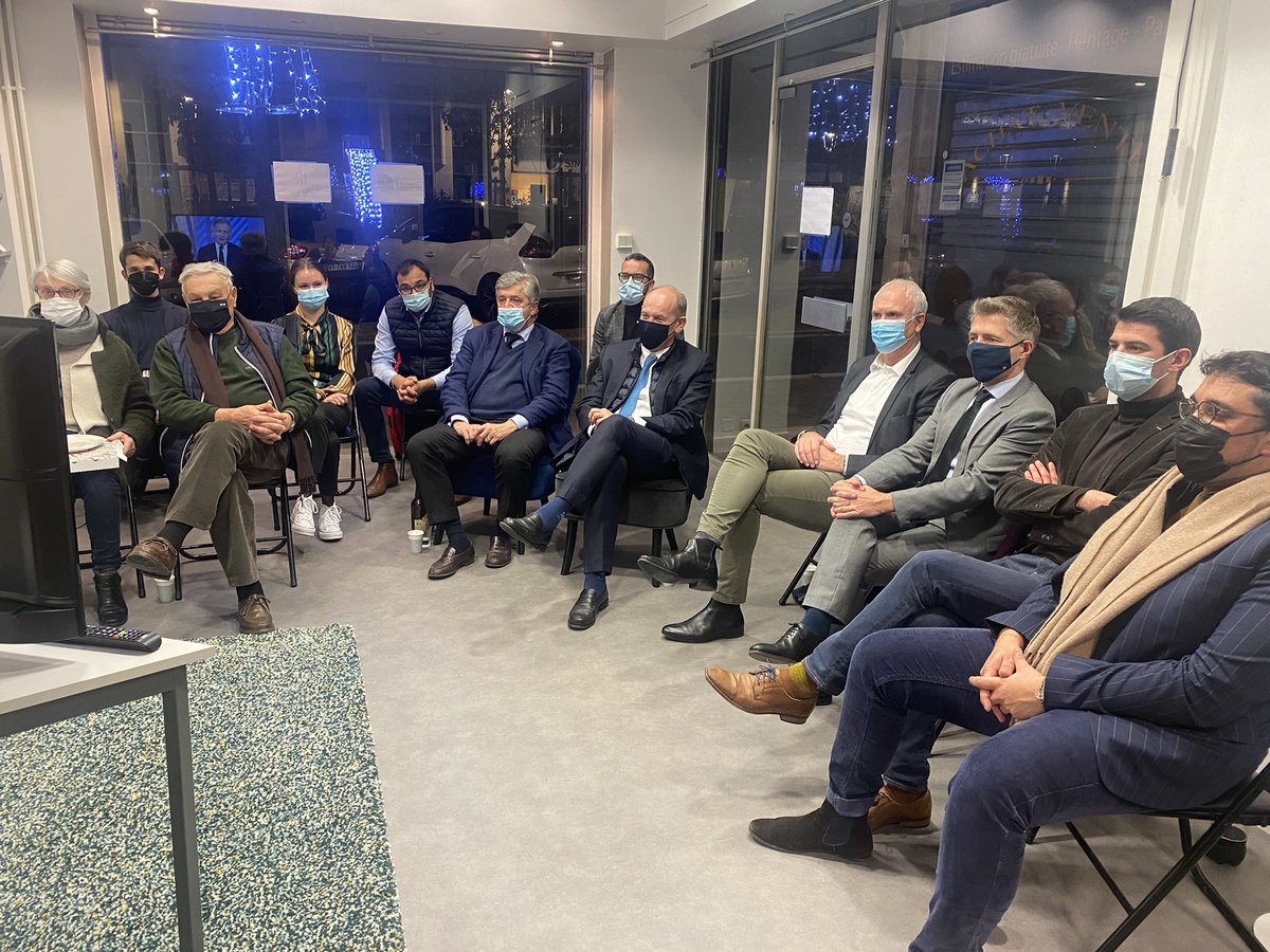 DFasquelle's tweet photo. A Poitiers et à Chateauroux, le même accueil de la part des militants @lesRepublicains à qui je suis venu parler de la candidature de @MichelBarnier. Merci aux @jeunesreps pour l’organisation de cette soirée, ravi de retrouver @N_Forissier et @GilAverous ! https://t.co/vmVE3wwc38