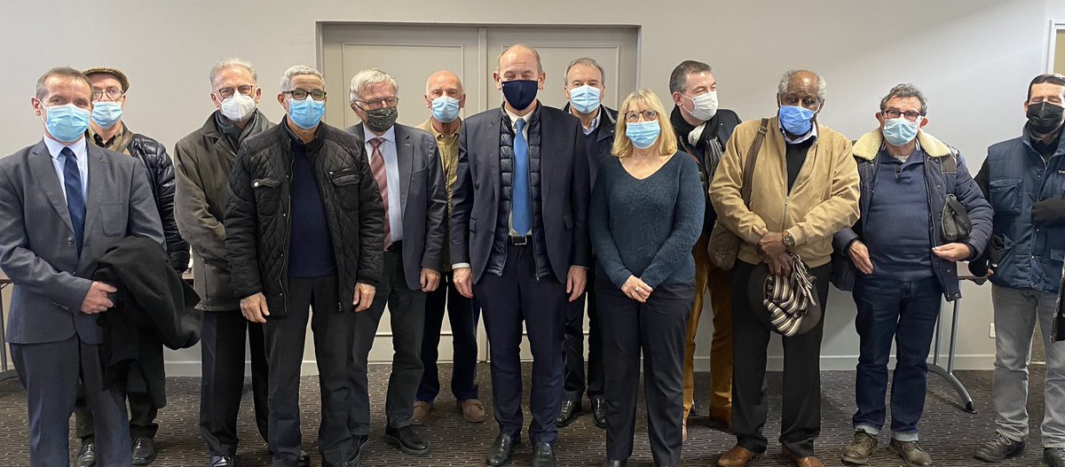 DFasquelle's tweet photo. A Poitiers et à Chateauroux, le même accueil de la part des militants @lesRepublicains à qui je suis venu parler de la candidature de @MichelBarnier. Merci aux @jeunesreps pour l’organisation de cette soirée, ravi de retrouver @N_Forissier et @GilAverous ! https://t.co/vmVE3wwc38