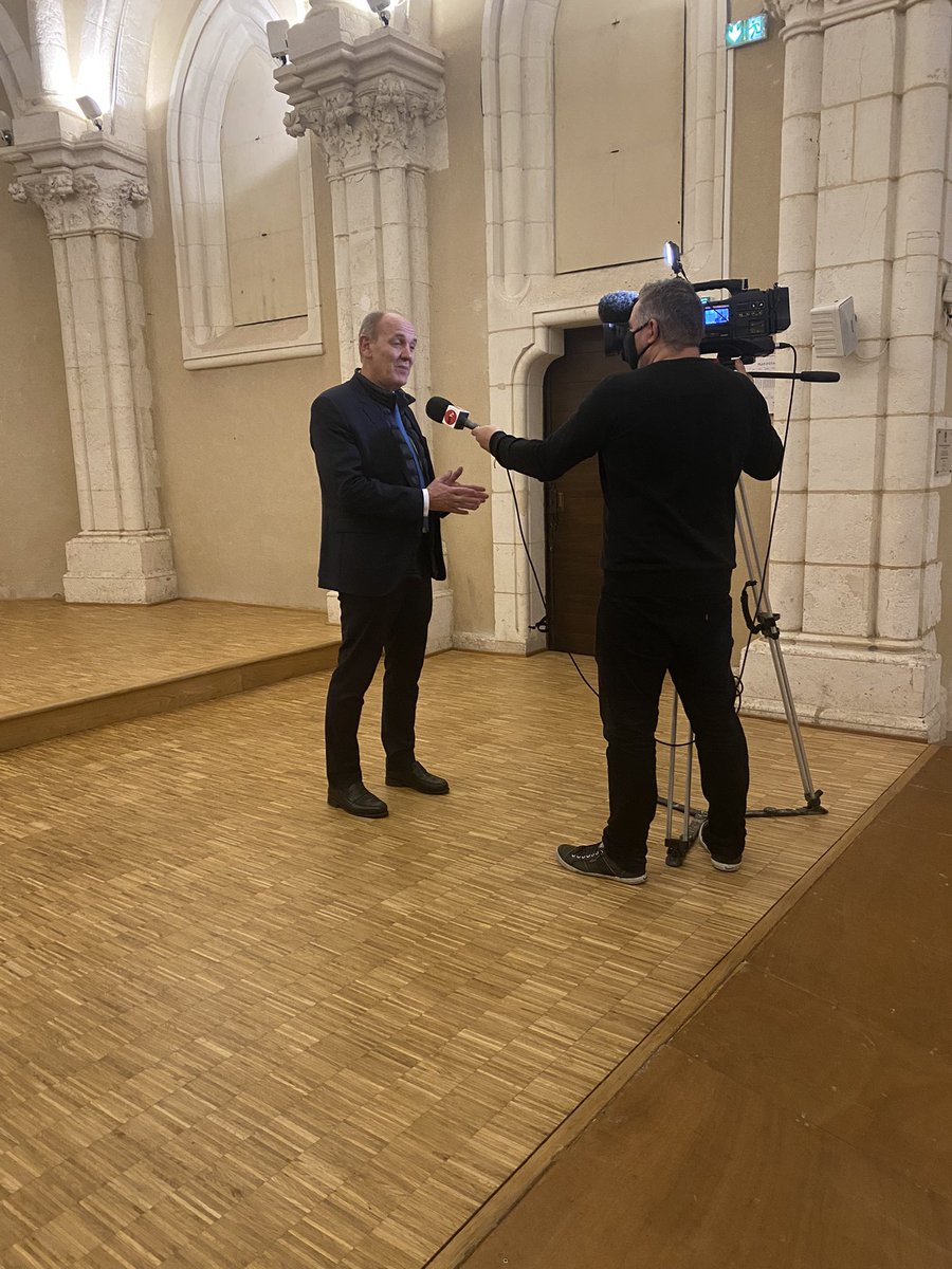 DFasquelle's tweet photo. A Poitiers et à Chateauroux, le même accueil de la part des militants @lesRepublicains à qui je suis venu parler de la candidature de @MichelBarnier. Merci aux @jeunesreps pour l’organisation de cette soirée, ravi de retrouver @N_Forissier et @GilAverous ! https://t.co/vmVE3wwc38