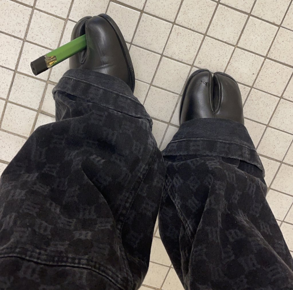 smokeabIunt's tweet photo. smoke break https://t.co/aAQ6HCzK1P