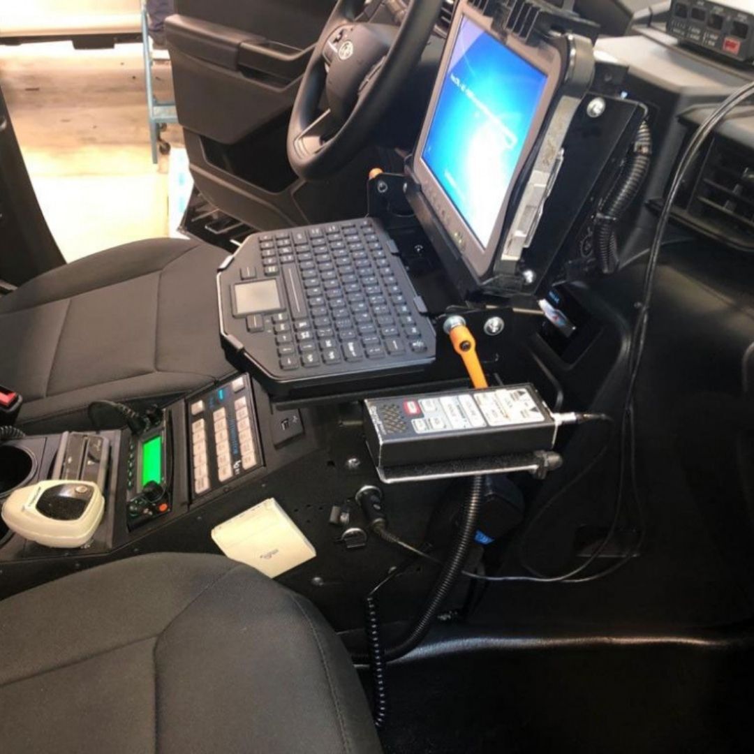dartafleets's tweet photo. From bumpers to sirens, plenty of police car parts are regularly outfitted. But how about a docking station, or installing a device on the said docking station? Here's a guide to help you with that.

Learn more: https://t.co/WbWt06MNos

#policecars #policevehicles #policefleet https://t.co/WUB31wO012