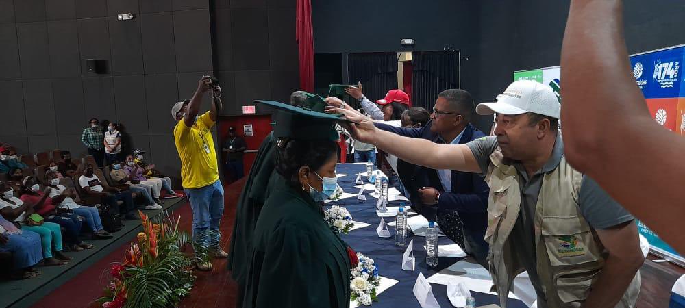 mbaquer's tweet photo. #ProyectoSelloAFC este viernes 26 se graduaron de las Comunidades de Aprendizaje 3 asociaciones de Esmeraldas: El Tigre, La Chillangua y AMATIF y recibieron carnets de #AFC ! Felicitaciones!! @AgriculturaEc @mne2019 @IICAEcuador @FIEDSprograma @PrefecturaESM https://t.co/7PlQY6XCdb