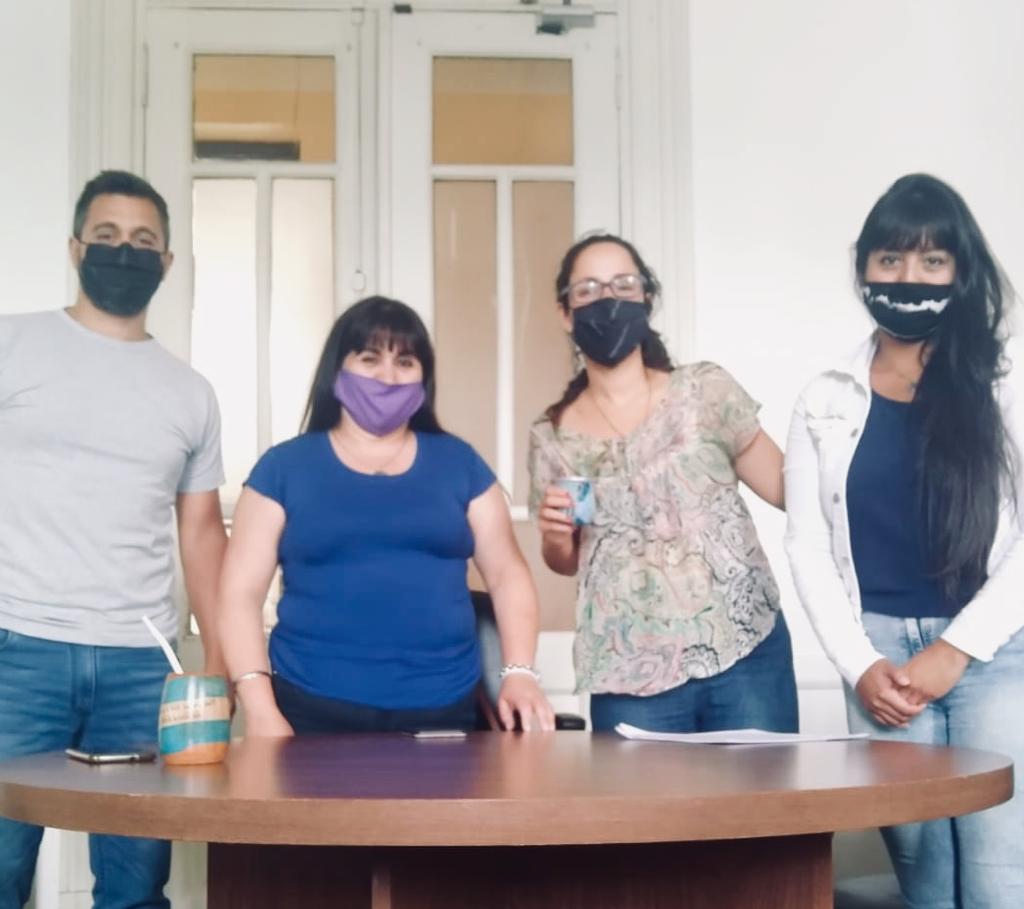 ezebarbenza's tweet photo. Ayer nos reunimos con Pamela Vergara y Patricia Urrutia, coordinadoras de @safcisantacruz, para evaluar estos dos años de gestión y planificar la nueva etapa con más trabajo en conjunto para los y las trabajadoras de la agricultura familiar, campesina e indígena. https://t.co/Lq8S0YBFn5