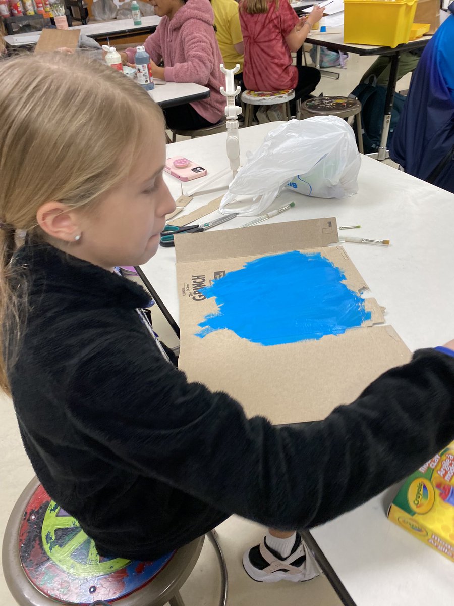 ArtsyTeacherOne's tweet photo. It’s Day 2 of Digital Art Club. The kids are creating sets and writing scripts for stop motion movies! 🛑🎥🎬🍿@mps_russell @MillardPS @BethLFink @BrentSnow5 @MrsKatieHadan #RussellExploratory https://t.co/h5TU7Ykl4L