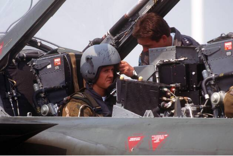 MemorabiliaExp's tweet photo. 1994 Michael Schumacher Tornado jet fighter helmet

27 years ago, Michael Schumacher received an invitation from the German Air Force or the fighter-bomber squadron 31 "Boelcke" in Nörvenich. He flew in June 28, 1994 in a Tornado fighter-bomber. A rare Schumacher's piece. $8,500 https://t.co/acfCEJoCxV