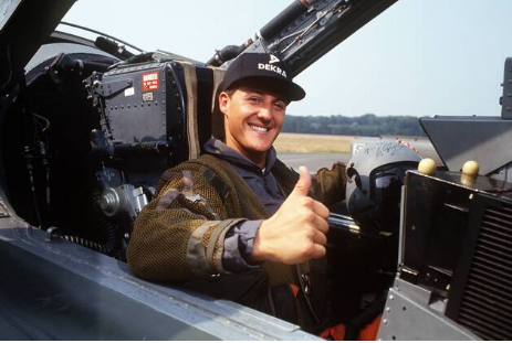 MemorabiliaExp's tweet photo. 1994 Michael Schumacher Tornado jet fighter helmet

27 years ago, Michael Schumacher received an invitation from the German Air Force or the fighter-bomber squadron 31 "Boelcke" in Nörvenich. He flew in June 28, 1994 in a Tornado fighter-bomber. A rare Schumacher's piece. $8,500 https://t.co/acfCEJoCxV