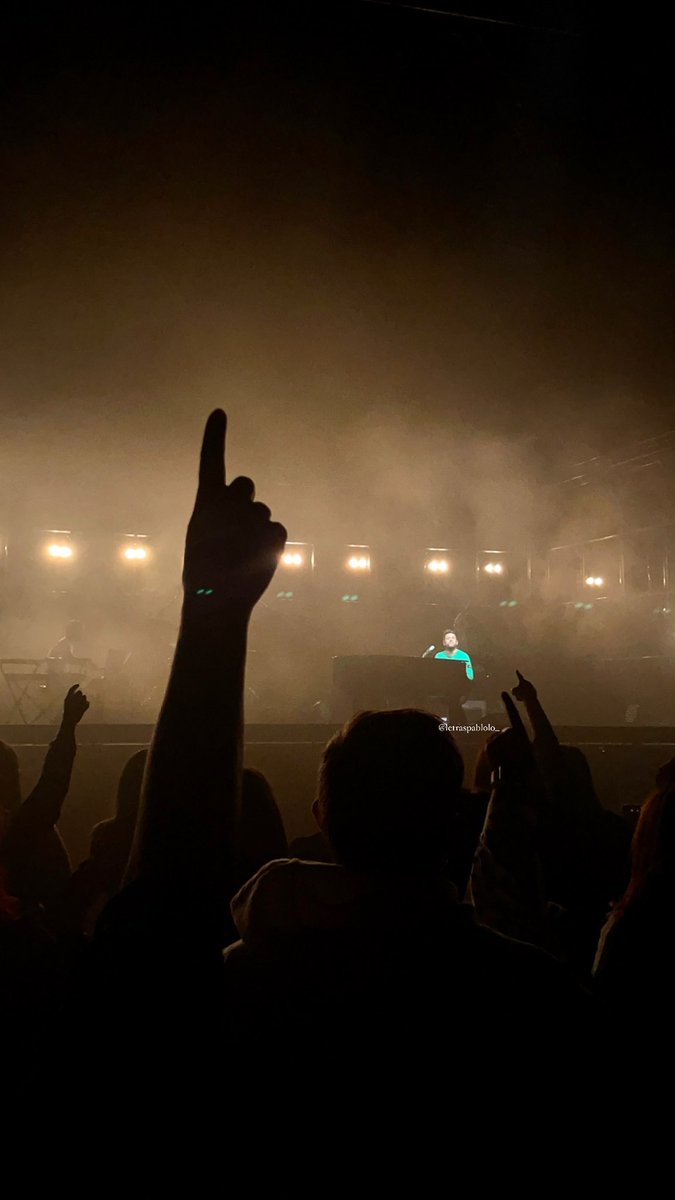 PiaVidalRiba's tweet photo. Manos arriba y dos horas de libertad en una jaula. Esa dualidad que bonita es 🥺♥️ #maydayandstaytour #pablolopez https://t.co/hkj7YG72RD