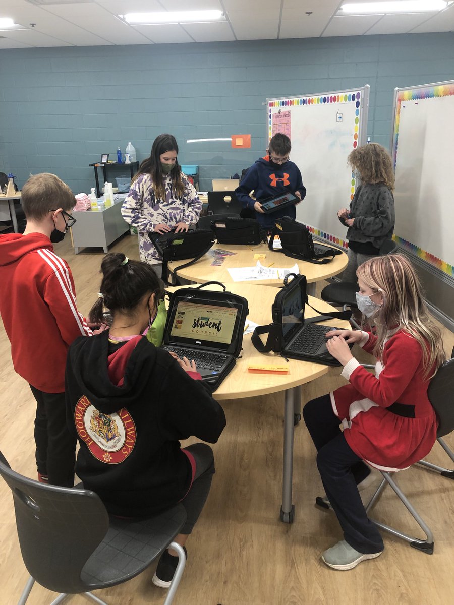 MrsBermanD76's tweet photo. WOIS Student Council members are hard at work making a slideshow advertising the items in our student store ⁦@MrsBrodskyD76⁩ ⁦@DLDistrict76⁩ https://t.co/7UEXDurHDe