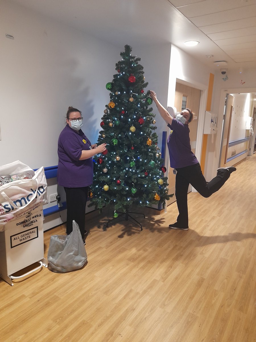 Thank you to the lovely Starlight Christmas Elves a.k.a Play Team for starting the paediatric xmas festivities with a beautiful tree and festive sing song!! #gettinginthefestivemood#paedsrock🌈🌟🌲🎅