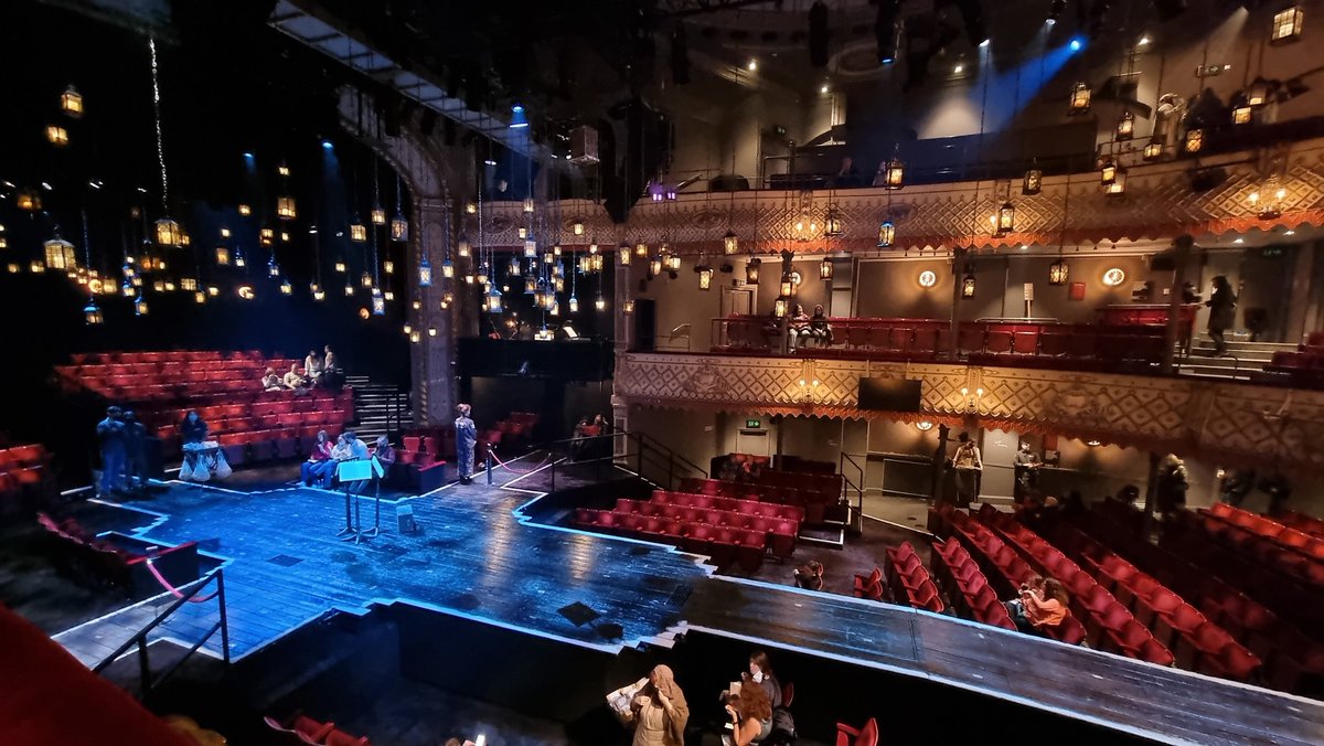 Wow, wow, wow!! Just watched A Christmas Carol at @oldvictheatre and totally blown away! @StephenMangan as Scrooge is brilliant, the whole cast are superb 👏🏼 Set design is amazing! 👏🏼 And so good to see @1RachelJohn and @Oli_Higginson again 🌟
#OVChristmasCarol