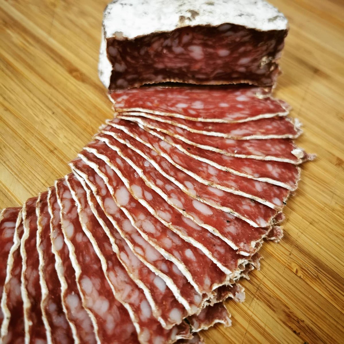 romain_leboeuf's tweet photo. Le #gras c'est la #vie 😍
Saucisson sec au #cumin 😋
#RomainLBF #Apéro #Saucisson #LeGrasCestLaVie #LeSaucissonCestLaVie #PourLamourDuGout #Artisan #ArtisanBoucher #Boucher #HappyButcher #Butcher #ButcherLife #JaimeMonMétier #Passion #Plaisir #Partage #Convivialité #Gourmandise https://t.co/WKOegnT5hn