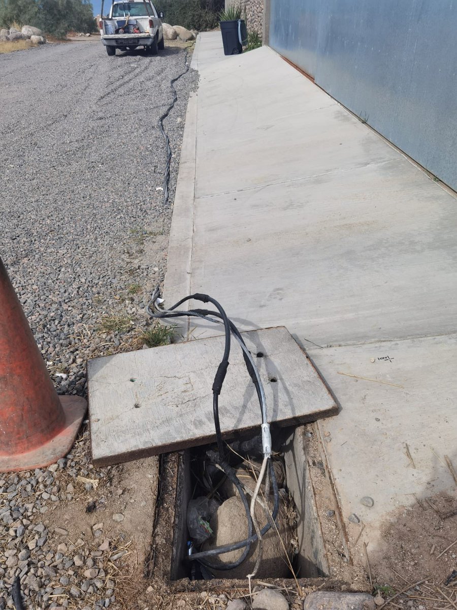 ivanquiroz44's tweet photo. @CFEmx  Tengo 6 meses batallando con la instalación del registro afuera de mi casa. Es un peligro para mi y mis vecinos y lo único que me resuelven es dejarlo expuesto y cómo estaba. Ya se ha incendiado en dos ocasiones y hasta el día de hoy nadie acude a resolver el problema. https://t.co/5bmfC8K3DG
