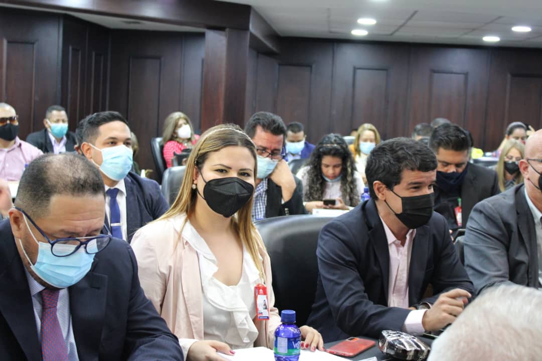 VaneRobertazzo's tweet photo. Las mujeres de @cambiemosmc1 hoy dijimos PRESENTE en la sesión ordinaria de la @Asamblea_Ven para iniciar la segunda discusión de la Ley Orgánica sobre el derecho de las mujeres a una vida libre de violencia💜
#NiUnaMenos https://t.co/GPGhO8wcHh