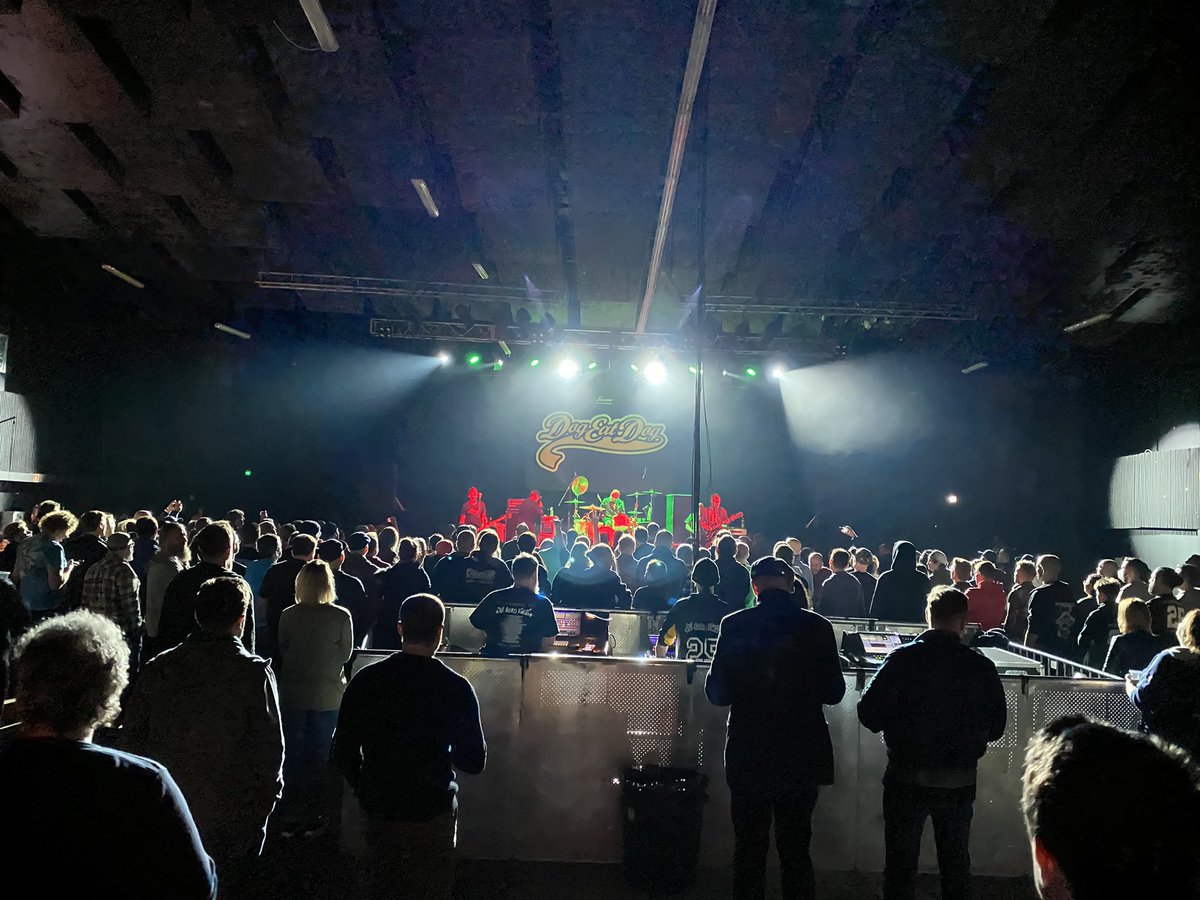 KrzysztofPanfil's tweet photo. Kolejne „must see” zaliczone, DogEatDog wjechał do Warszawy 😍 Musiałem tem być!
#PlayGames #DogEatDog #NoFronts https://t.co/DZMnSD0dGu