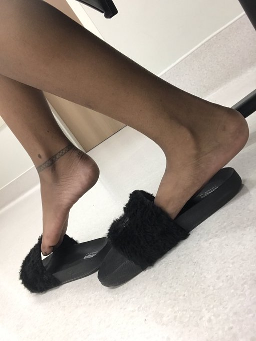 Na sala de espera 🏥 https://t.co/NoRrmYcwsN<a href="/tag/feetfriday"class="tags"><span>#feetfriday</span></a><a href="/tag/footfet%C4%B1sh"class="tags"><span>#footfetısh</span></a>