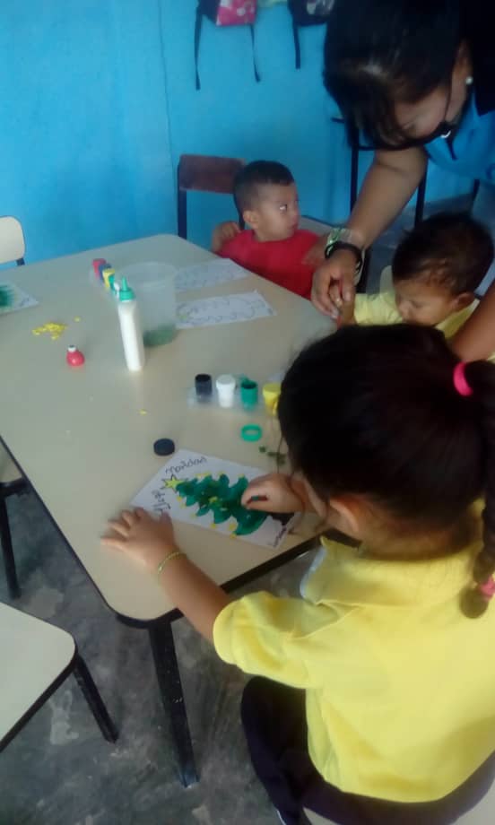 SenifaFla's tweet photo. Atendiendo los semilleros d la Patria, enalteciendo el compromiso en plena pandemia, alimentación, cada familia una escuela y atención integral a la familia, apostando a nuestra patria @maduro_en @delcyrodriguezv @leoalvacabrera @gtorodelara @yelitzePSUV #noalcierredesenifa https://t.co/syTrZgjrob