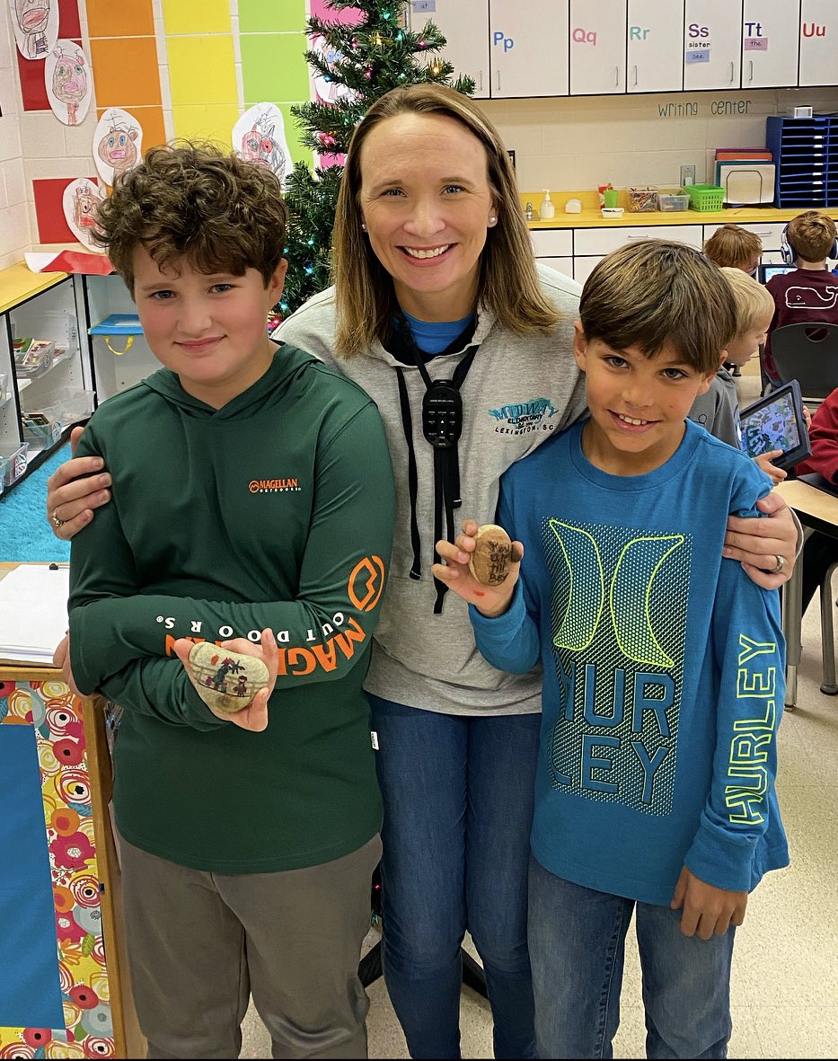 MustangsMorris's tweet photo. These sweet boys showed up in my classroom today and MADE MY DAY!! Their kindness rocks were awesome. ❤️ @Midway_Mustangs https://t.co/XY9P2wbilb