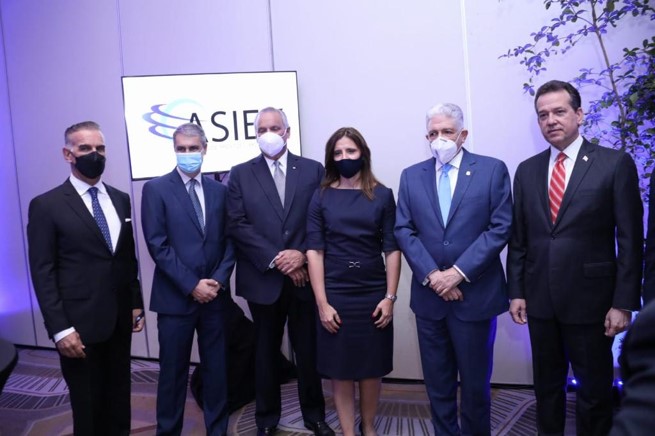 falcondord's tweet photo. Ayer lunes se llevó a cabo la juramentación de la nueva directiva de la @Asiex_RD período 2021-2023, con la señora Ana Figueiredo (CEO de @altice_do ) a la cabeza, como primera mujer presidente de la institución. 
#ASIEX #Falcodo #InversiónExtranje https://t.co/Hz58eCCRPR