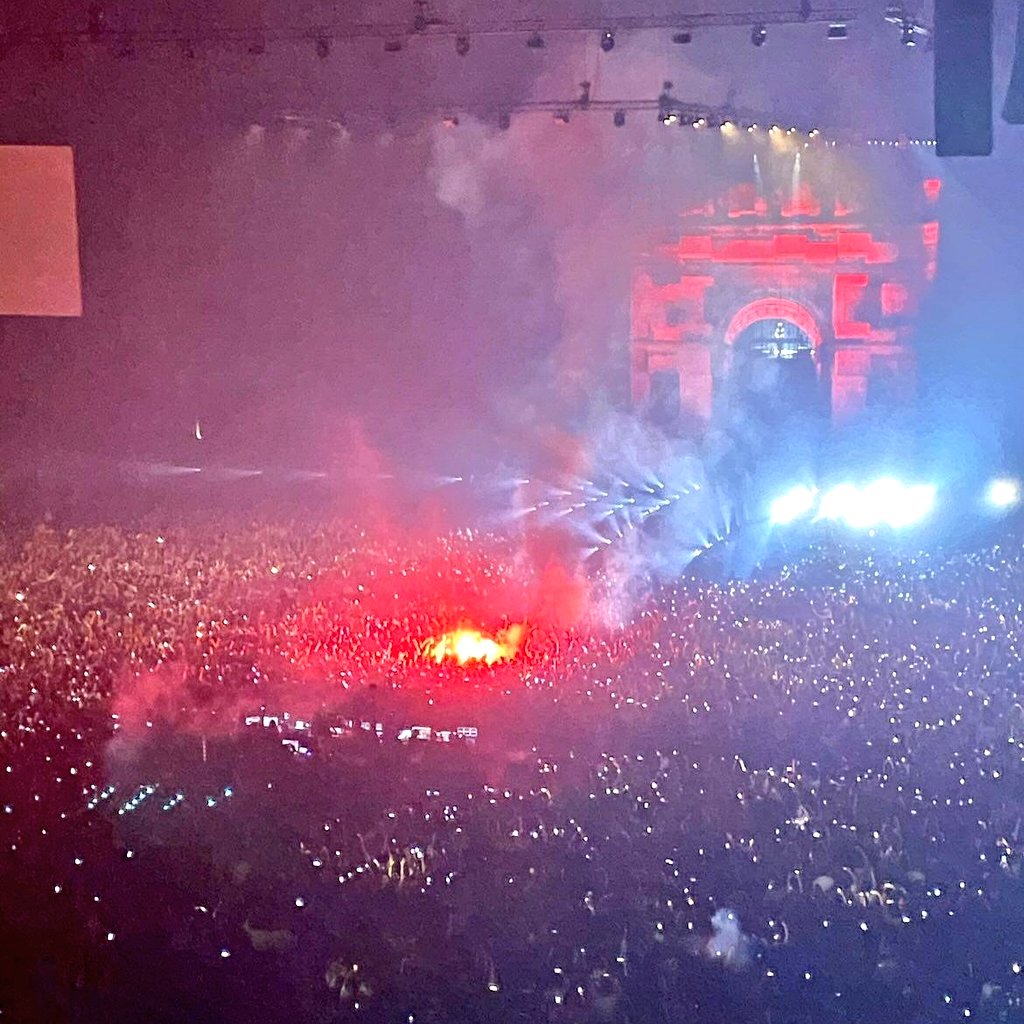PSGinMyBlood_of's tweet photo. J'ose même pas imaginer le vacarme assourdissant que ça va faire au premier ICI C'EST PARIS  ...

A LA MAISON EN PLUS 🔥🔥🔥

#DJSNAKE https://t.co/Qu0ceHuanN