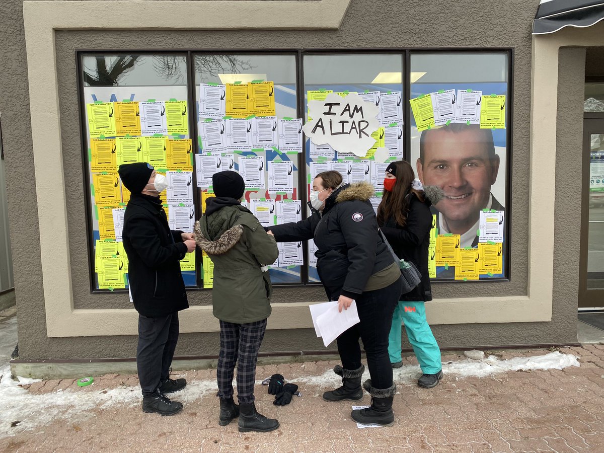 akohan's tweet photo. U of M students went looking for @minewasko at his constituency office in Beausejour this afternoon, and left a message on his window. They’re tired of being out of class and want the Minister to own up to his role in causing the strike https://t.co/t7xjkjySX1