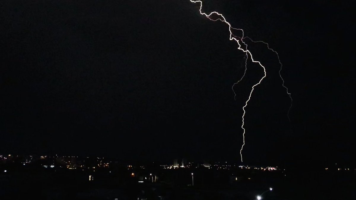 Tirei essa foto hoje de um vídeo que fiz desse Raio / Relâmpago em Vitória da Conquista na Bahia. O que acharam?                                        #raio #relampago #thunder #trovao #tempestade