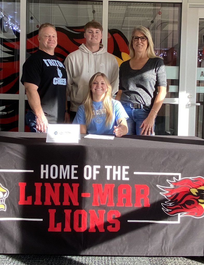 clairemichael03's tweet photo. officially committed yesterday !! so excited to cheer @ the national level thru Iowa Central!! huge thanks to my family and friends for supporting me now and in the future! Go tritons!! 🔱💙@Tritonscheer https://t.co/c1IMovR2oC