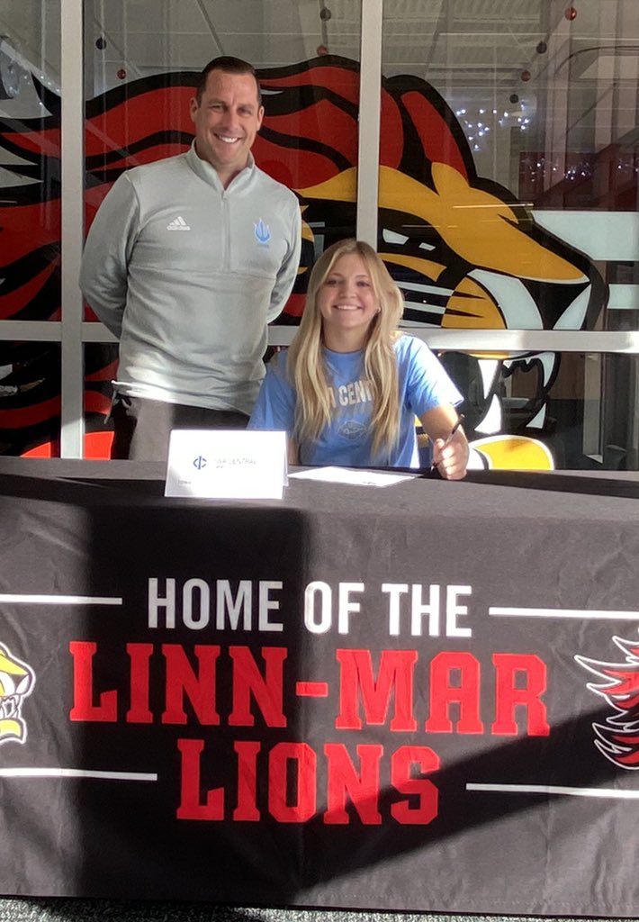 clairemichael03's tweet photo. officially committed yesterday !! so excited to cheer @ the national level thru Iowa Central!! huge thanks to my family and friends for supporting me now and in the future! Go tritons!! 🔱💙@Tritonscheer https://t.co/c1IMovR2oC