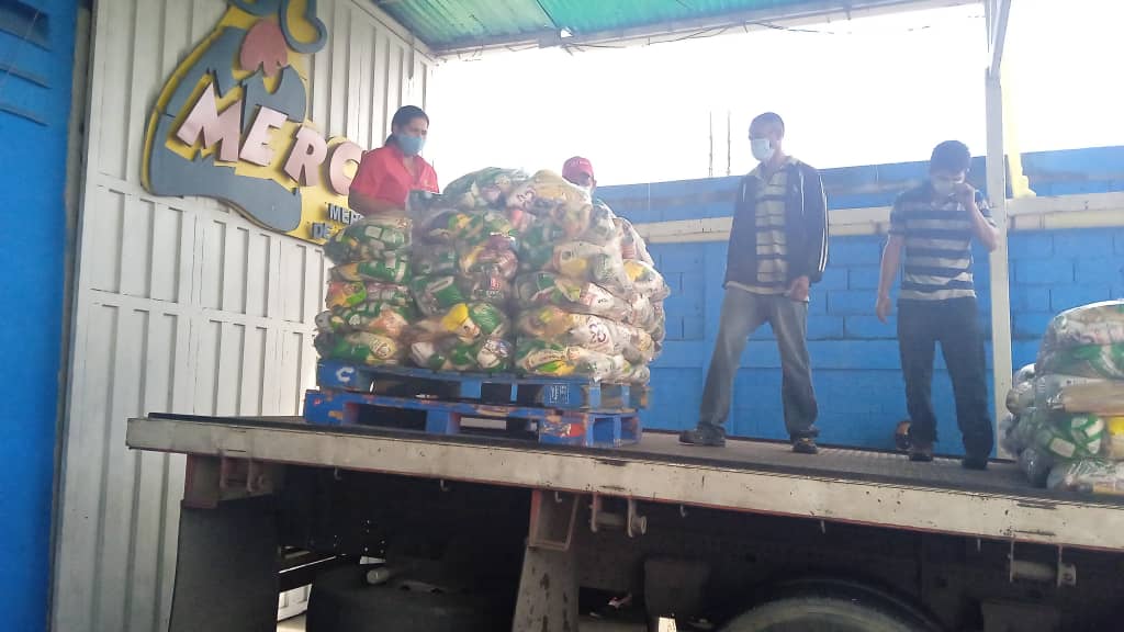 MercalOficial's tweet photo. #Mérida ll Desde el Centro de Acopio Vigía, despachamos a la Base de Misiones Socialistas, Aristóbulo Iztúriz de la Parroquia San Rafael de Alcázar municipio Obispo Ramos de Lora,para atender 1.530 familias.
@MercalMerida_ 
#NuevasEleccionesEnBarinas https://t.co/3o5bY5q203