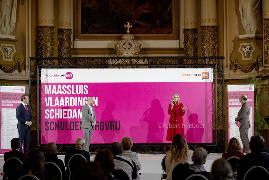 Royaleurope's tweet photo. Koningin Máxima bij de lancering van Schuldenlab MVS. SchuldenlabMVS is een publiek-private netwerksamenwerking en zet zich in om de inwoners van Maassluis, Vlaardingen en Schiedam schuldenzorgvrij te krijgen.
                           
©Albert Nieboer #schuldenlab https://t.co/ErOuMikgmu