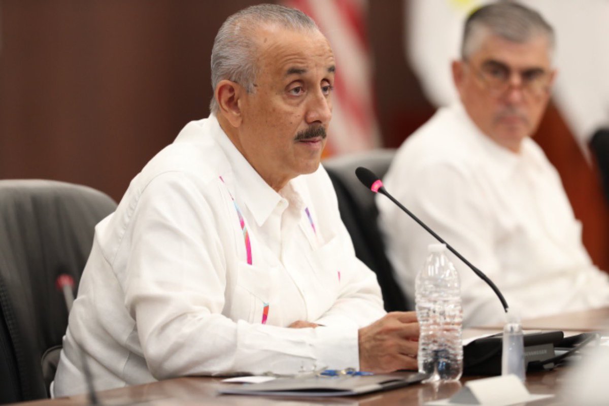 cmmerino's tweet photo. Seguimos construyendo a favor del desarrollo económico de Tabasco y el Sureste. Hoy participo en Mérida en el Segundo Encuentro de Gobernadores de la Región, donde contamos con la participación comprometida del embajador de EE.UU. Ken Salazar @USAmbMex https://t.co/449CB5VIpr