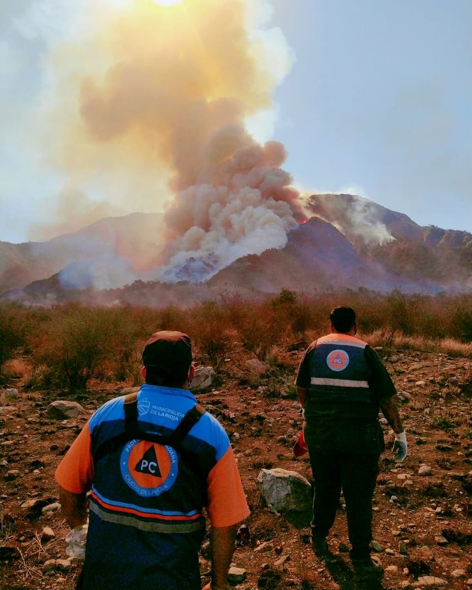municipalidadlr's tweet photo. Brigadistas de Protección Ciudadana de la Municipalidad trabajando junto a otras fuerzas para sofocar el incendio en el Cerro de la Cruz. https://t.co/1nMjDP4gxT