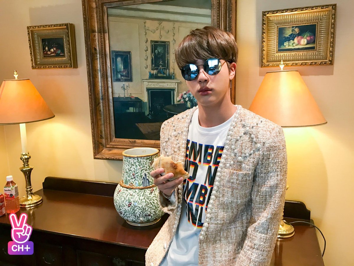 Tomoe_tomatin's tweet photo. #Jin te tengo una picá de empanadas  que te morí 
#BTSEnChile2022 @BTS_twt @ConnectedBts https://t.co/PdAlr72SkC