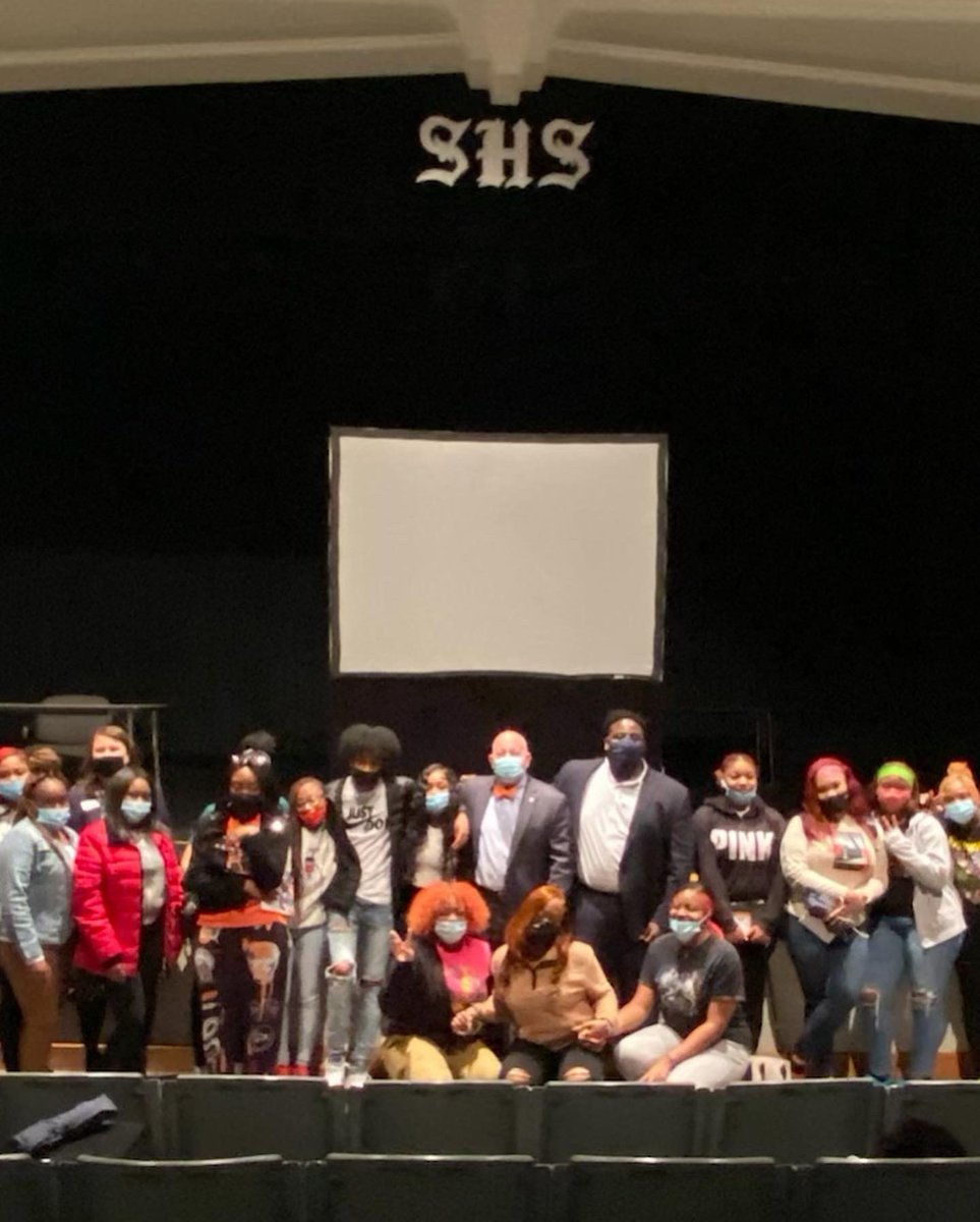 SouthwindHS's tweet photo. Southwind HS Seniors were visited today by the University of Tennessee-Martinโs Chancellor, Dr. Keith Carver & team, in the Southwind HS Auditorium. Students were asking questions and soaking up information about UTM as a college option! #CreateOptions #SHSis38125 ๐ https://t.co/kWs5aYgErJ