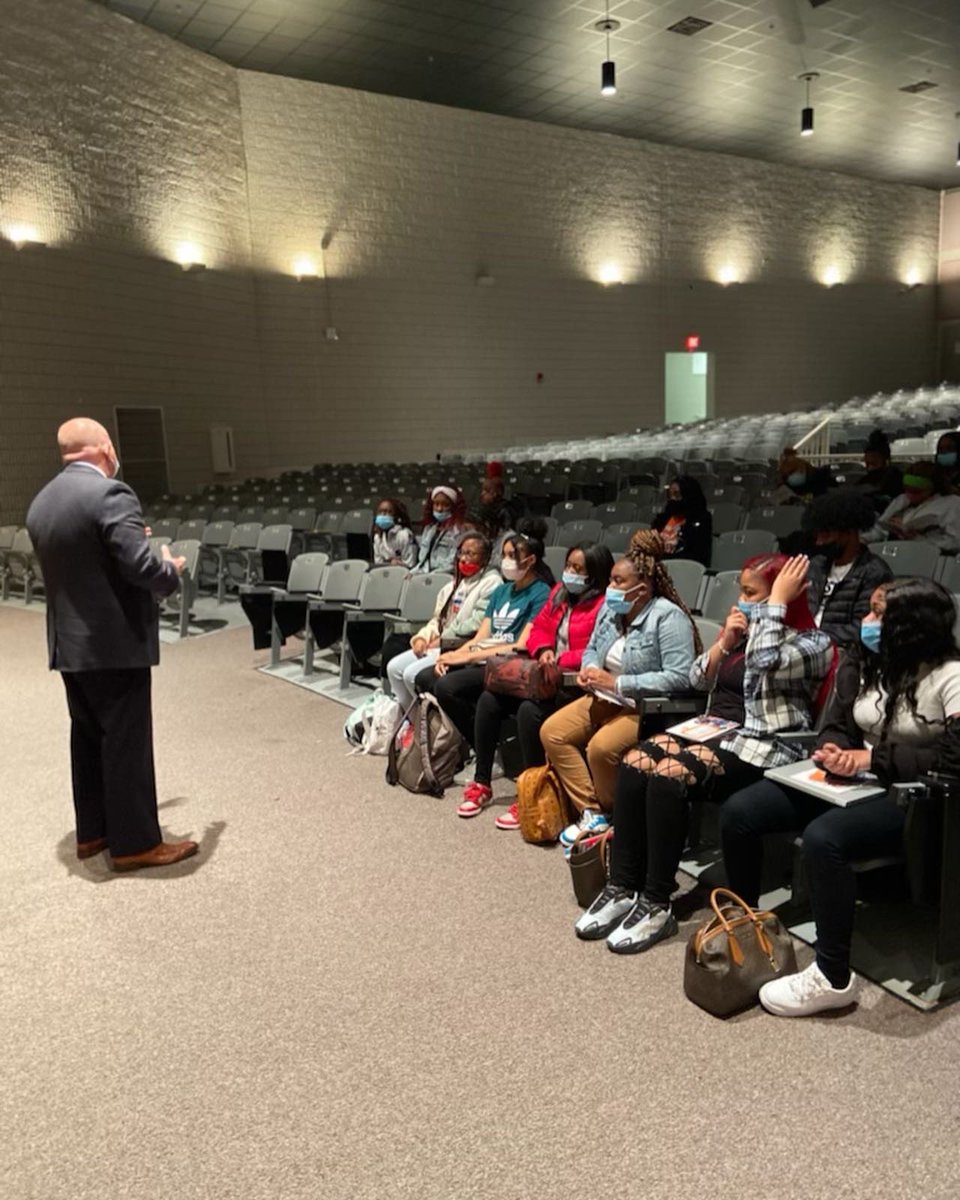 SouthwindHS's tweet photo. Southwind HS Seniors were visited today by the University of Tennessee-Martinโs Chancellor, Dr. Keith Carver & team, in the Southwind HS Auditorium. Students were asking questions and soaking up information about UTM as a college option! #CreateOptions #SHSis38125 ๐ https://t.co/kWs5aYgErJ