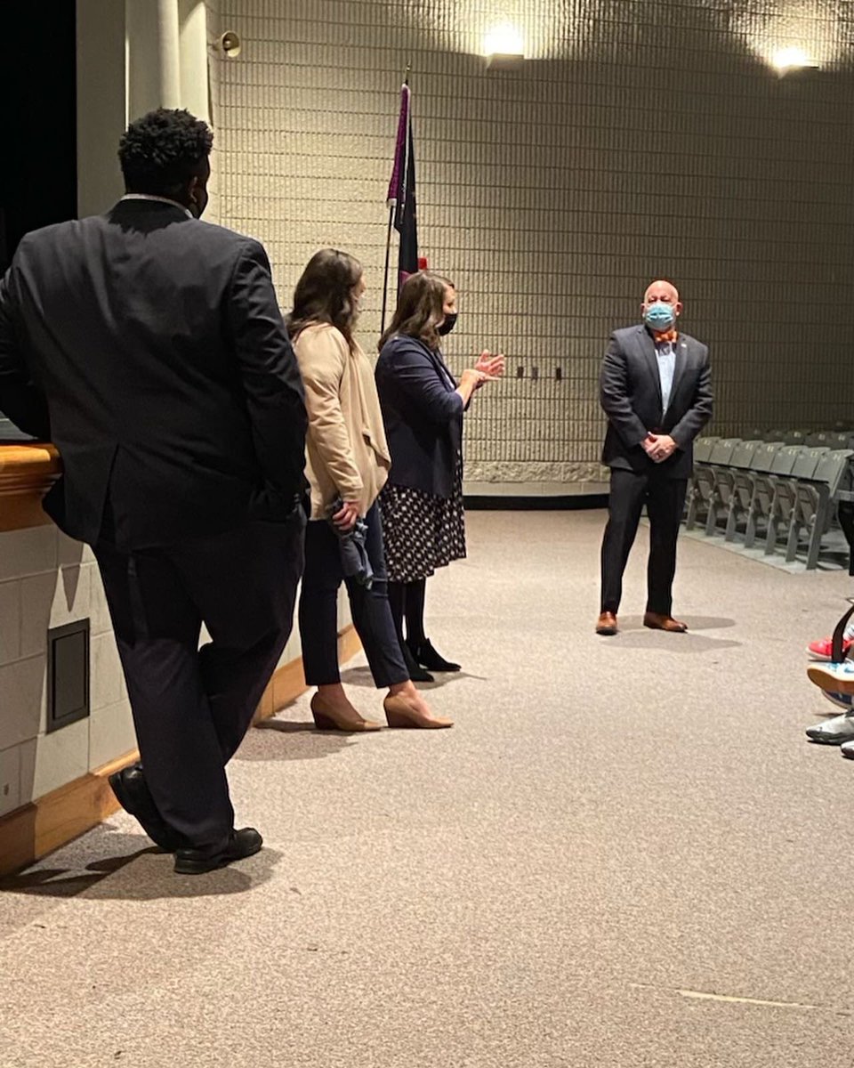 SouthwindHS's tweet photo. Southwind HS Seniors were visited today by the University of Tennessee-Martinโs Chancellor, Dr. Keith Carver & team, in the Southwind HS Auditorium. Students were asking questions and soaking up information about UTM as a college option! #CreateOptions #SHSis38125 ๐ https://t.co/kWs5aYgErJ