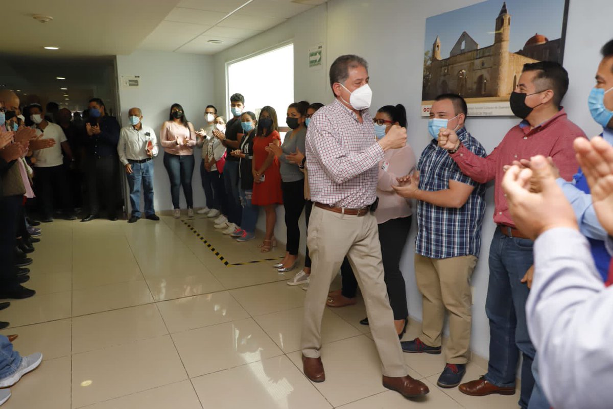 German_Espinosa's tweet photo. Agradezco las muestras de afecto de mis compañeros servidores públicos y personal de la @Admon_GobOax, donde consolidamos un equipo de trabajo profesional y eficiente. Es grato cosechar amistades y refrendarles mi reconocimiento a su esfuerzo cotidiano por Oaxaca. Un abrazo. https://t.co/NZshwycWj4