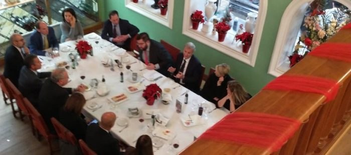 cortanews's tweet photo. Kast, en su viaje a EEUU, se reunió en privado con altos ejecutivos de PepsiCo (compañía que colaboró con Agustín Edwards para derrocar a Allende en los 70s) y Unitedhealth (dueños del 96% de la isapre Banmédica).

Fuente: @elmostrador https://t.co/Ze4RPLVmFC
