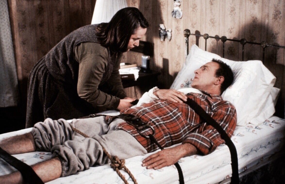 retrochenta's tweet photo. Hoy hace 31 años que se estrenó en EEUU la angustiosa película "Misery", basada en la novela de Stephen King. Enorme Kathy Bates. https://t.co/kI8bWGop9B