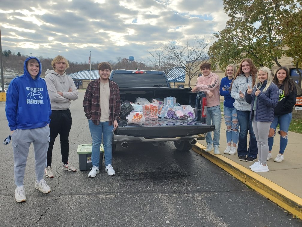 BTHighWarriors's tweet photo. Some of our FCA students with Jared's donation! We can't thank you enough Jared! https://t.co/2uqNywWCZF