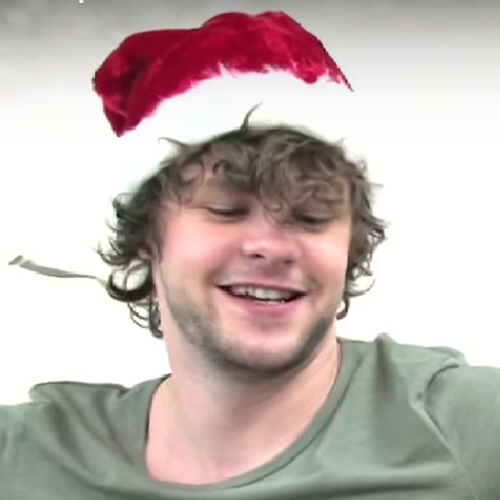 twantedicons's tweet photo. icons: @JayMcGuiness  - Christmas 
créditos: @mcguinesssx 

(gente esse video foi uma completa confusão) https://t.co/2Ja97QgL2B