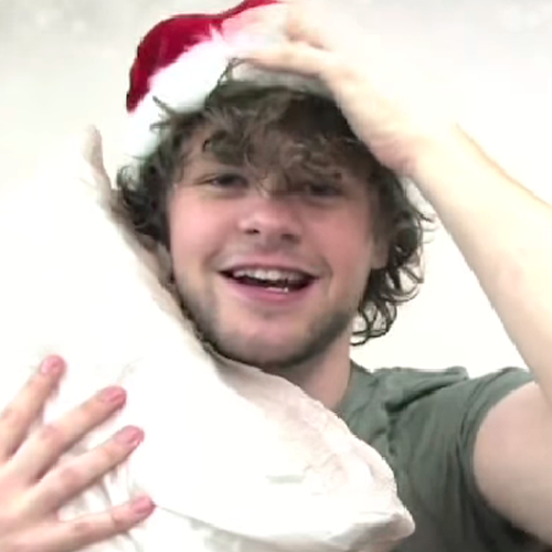 twantedicons's tweet photo. icons: @JayMcGuiness  - Christmas 
créditos: @mcguinesssx 

(gente esse video foi uma completa confusão) https://t.co/2Ja97QgL2B