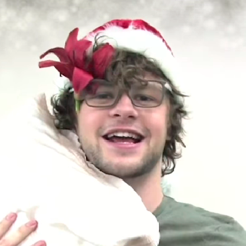 twantedicons's tweet photo. icons: @JayMcGuiness  - Christmas 
créditos: @mcguinesssx 

(gente esse video foi uma completa confusão) https://t.co/2Ja97QgL2B